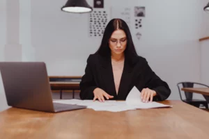 Mujer en oficina revisando algunos documentos