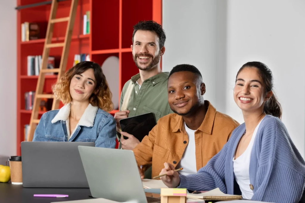 Jóvenes estudiantes mirando al frente en un salón de clases